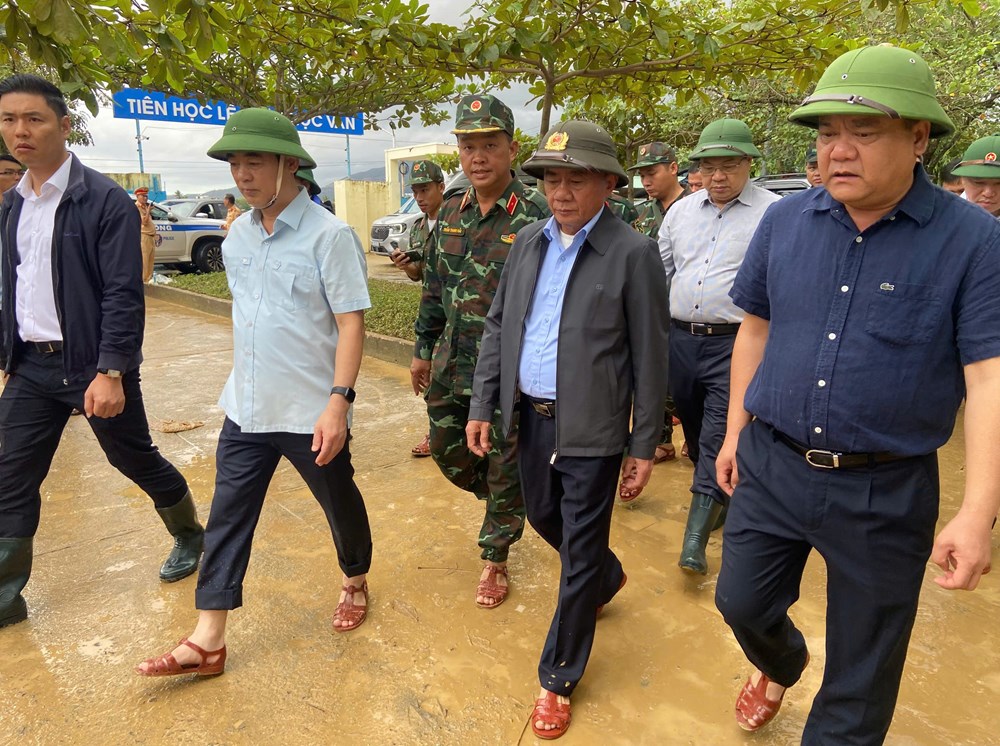 Thường trực Ban Bí thư Trần Cẩm Tú trực tiếp thị sát, chỉ đạo khắc phục mưa lũ lịch sử tại Khánh Hòa - ảnh 1