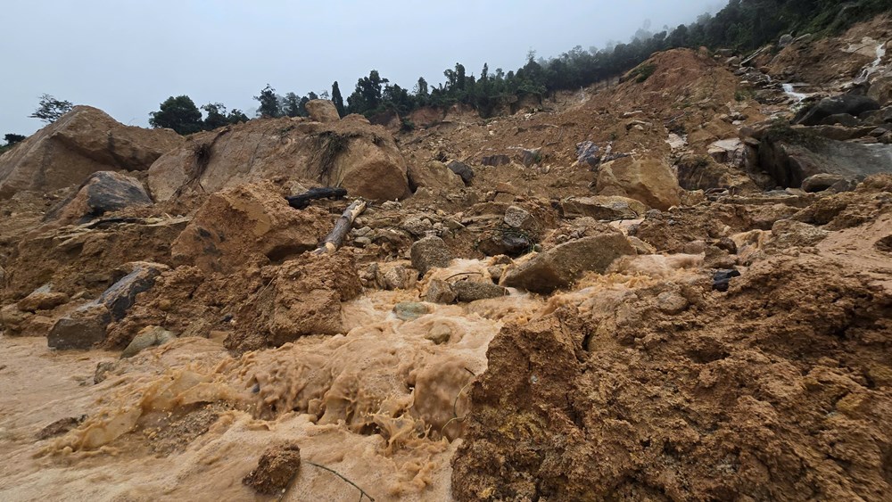 Thường trực Ban Bí thư Trần Cẩm Tú trực tiếp thị sát, chỉ đạo khắc phục mưa lũ lịch sử tại Khánh Hòa - ảnh 7