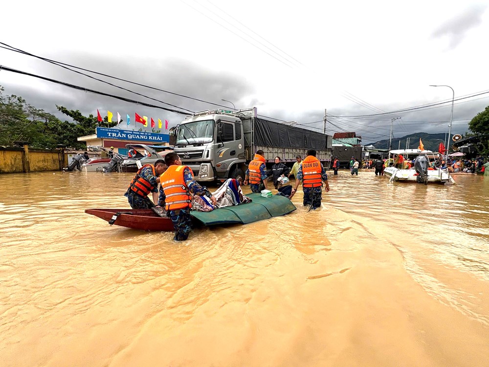 Khánh Hòa: Cứu trợ các vùng ngập nặng, địa hình chia cắt - ảnh 5