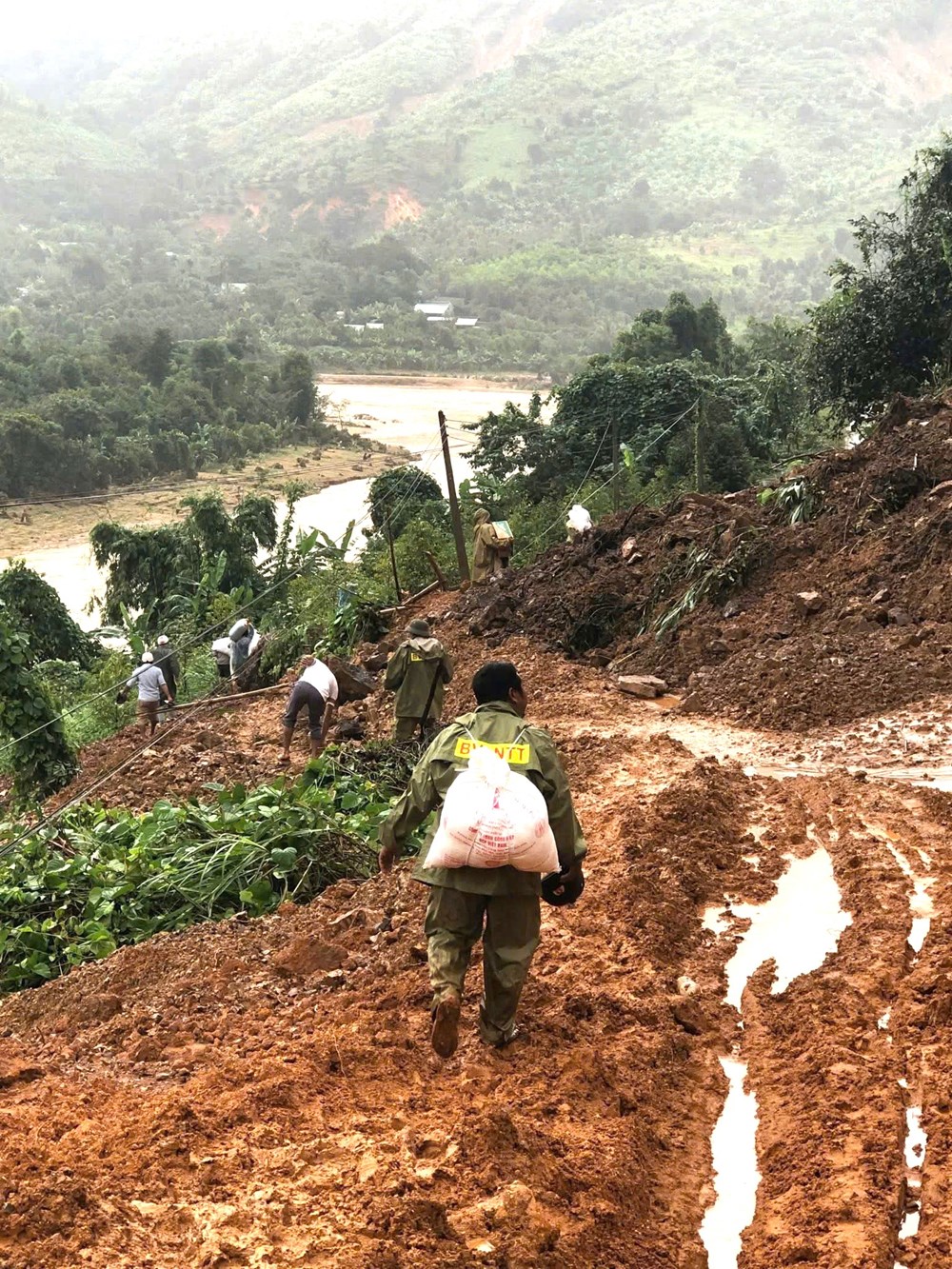 Khánh Hòa: Cứu trợ các vùng ngập nặng, địa hình chia cắt - ảnh 3