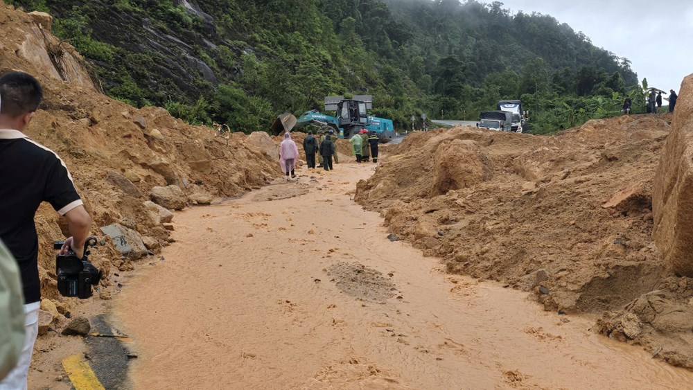 Thường trực Ban Bí thư Trần Cẩm Tú trực tiếp thị sát, chỉ đạo khắc phục mưa lũ lịch sử tại Khánh Hòa - ảnh 6