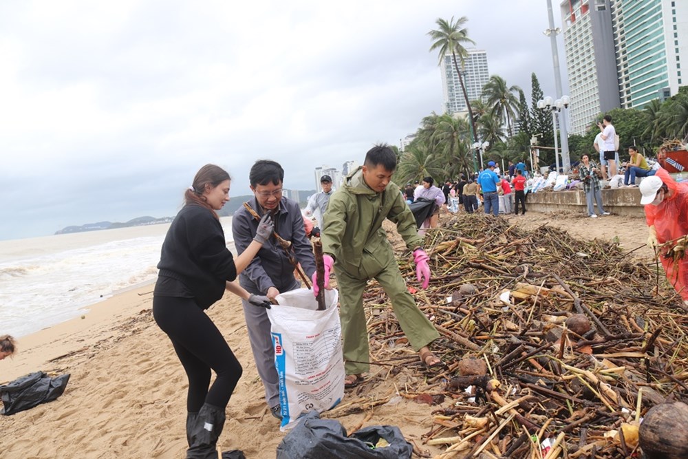 Ngành Du lịch ra quân làm sạch biển Nha Trang, nỗ lực hồi sinh điểm đến sau mưa lũ - ảnh 1