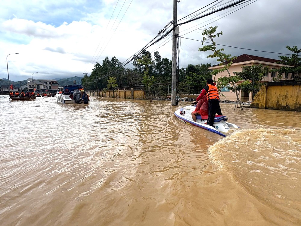 Khánh Hòa: Cứu trợ các vùng ngập nặng, địa hình chia cắt - ảnh 6