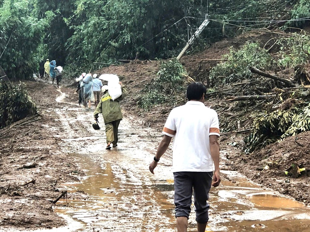 Khánh Hòa: Cứu trợ các vùng ngập nặng, địa hình chia cắt - ảnh 4