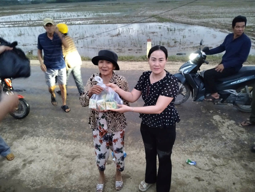 Khánh Hòa: Hỗ trợ 4 tấn nhu yếu phẩm đến bà con vùng lũ - ảnh 3