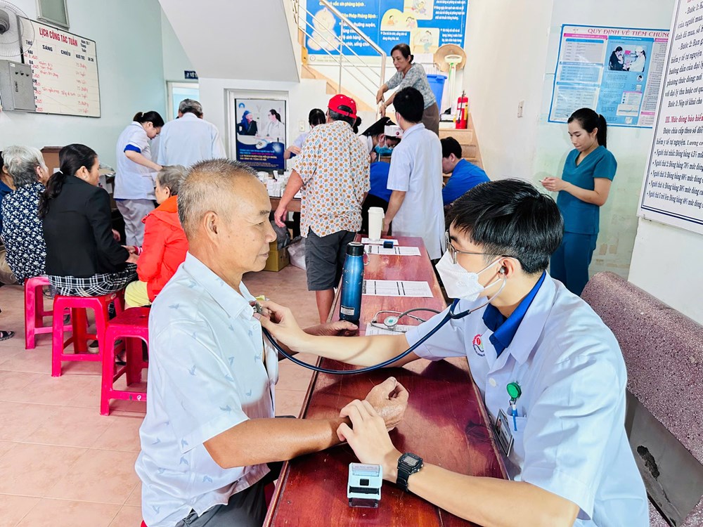 Khánh Hòa:  Ấm tình thầy thuốc nơi vùng “rốn lũ”  - ảnh 3