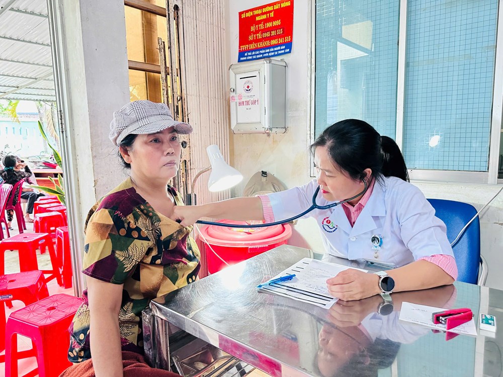 Khánh Hòa:  Ấm tình thầy thuốc nơi vùng “rốn lũ”  - ảnh 6