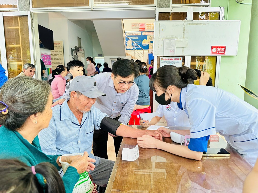 Khánh Hòa:  Ấm tình thầy thuốc nơi vùng “rốn lũ”  - ảnh 7