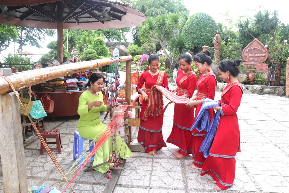 Khánh Hòa: Sắc màu văn hóa Chăm qua thổ cẩm Mỹ Nghiệp và gốm Bàu Trúc - ảnh 2