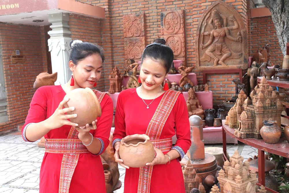 Khánh Hòa: Sắc màu văn hóa Chăm qua thổ cẩm Mỹ Nghiệp và gốm Bàu Trúc - ảnh 8