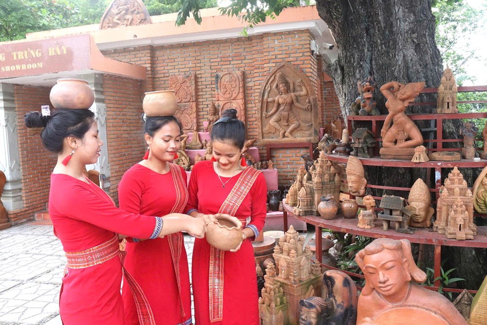 Khánh Hòa: Sắc màu văn hóa Chăm qua thổ cẩm Mỹ Nghiệp và gốm Bàu Trúc - ảnh 7