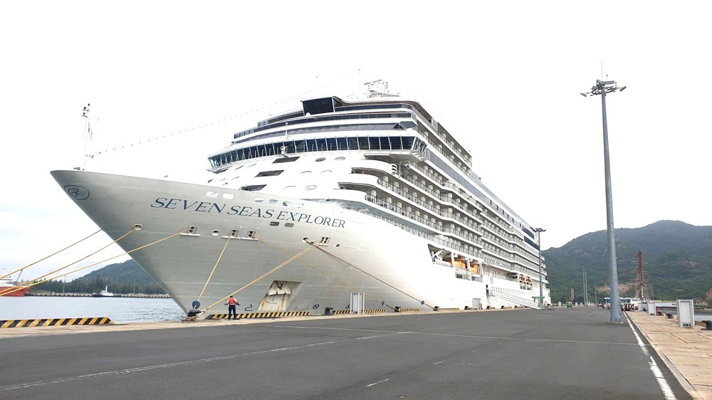 Khánh Hòa đón tàu biển Seven Seas Voyager với 700 du khách quốc tế - ảnh 1