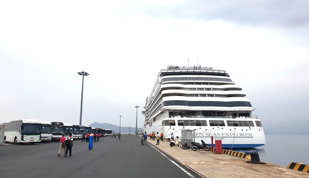 Khánh Hòa đón tàu biển Seven Seas Voyager với 700 du khách quốc tế - ảnh 2