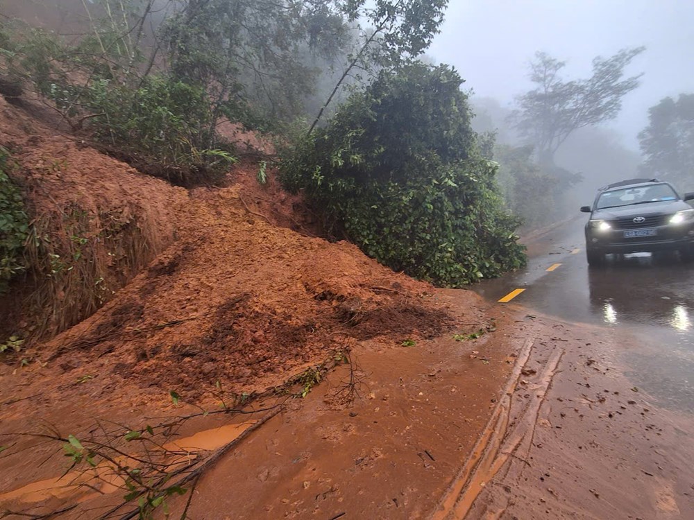 Lâm Đồng: Sạt lở nghiêm trọng, nhiều ô tô bị mắc kẹt trên đèo Gia Bắc  - ảnh 2