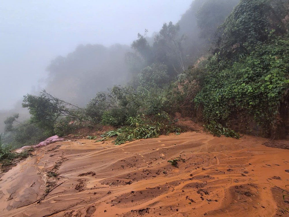 Lâm Đồng: Sạt lở nghiêm trọng, nhiều ô tô bị mắc kẹt trên đèo Gia Bắc  - ảnh 1