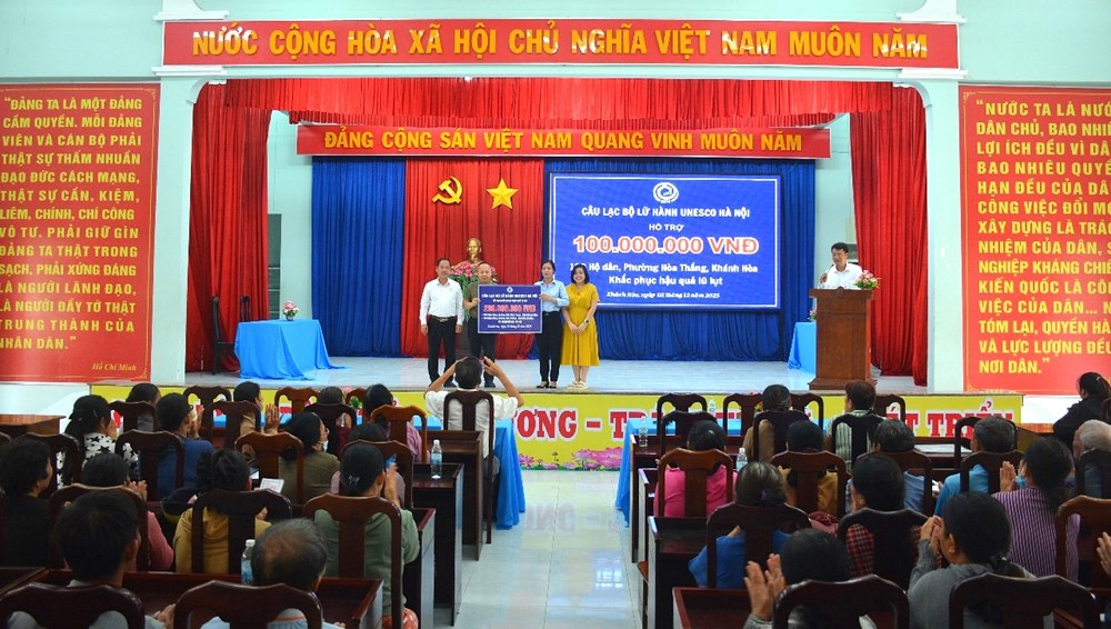 CLB Lữ hành UNESCO Hà Nội trao 200 triệu đồng hỗ trợ nhân dân vùng lũ Khánh Hòa - ảnh 1
