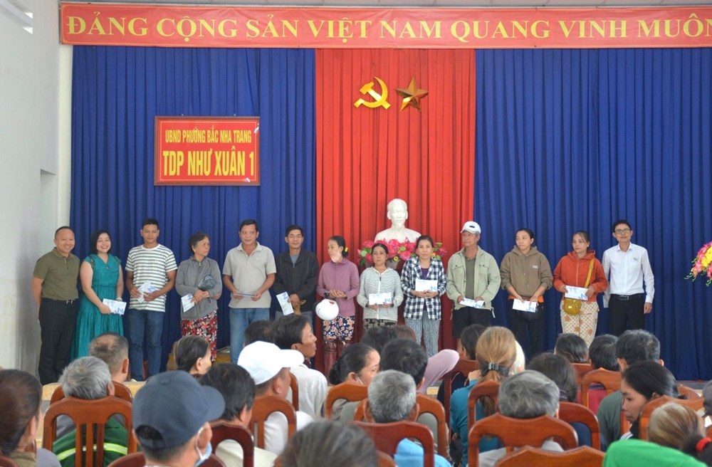 CLB Lữ hành UNESCO Hà Nội trao 200 triệu đồng hỗ trợ nhân dân vùng lũ Khánh Hòa - ảnh 2