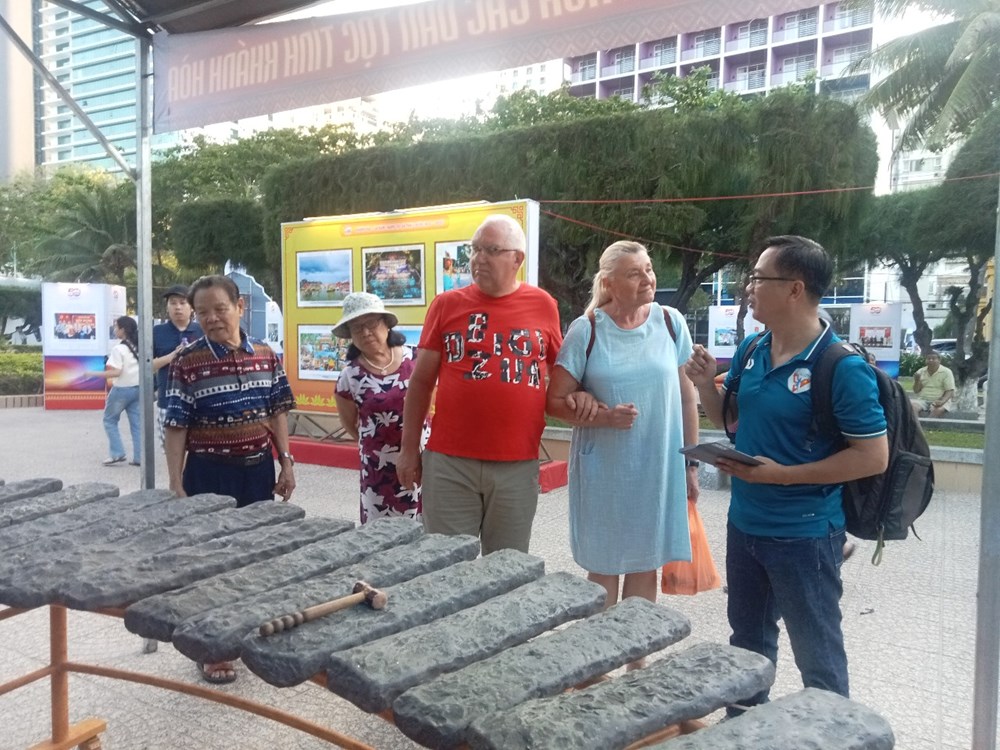 Khánh Hòa: Âm vang đàn đá “mê hoặc” du khách quốc tế - ảnh 1