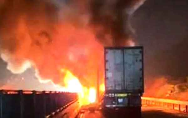 Ba ô tô cháy rụi sau va chạm liên hoàn trên cao tốc Vân Phong - Nha Trang - ảnh 1