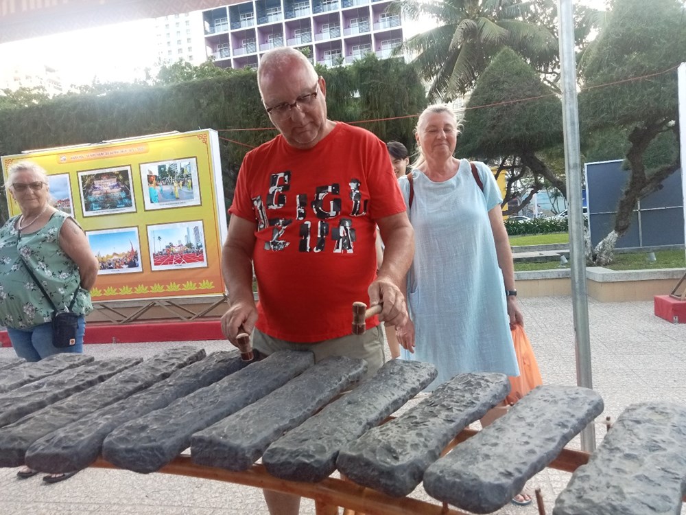 Khánh Hòa: Âm vang đàn đá “mê hoặc” du khách quốc tế - ảnh 2