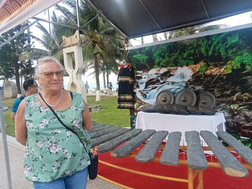 Khánh Hòa: Âm vang đàn đá “mê hoặc” du khách quốc tế - ảnh 4