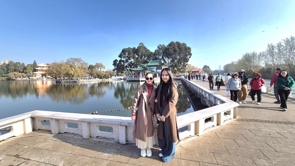 Đến Côn Minh chiêm ngưỡng hàng vạn chim hải âu tung cánh - ảnh 4