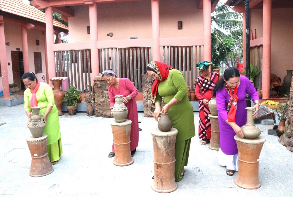 Khánh Hòa: Tiếp sức di sản, trao 60 chứng chỉ nghề gốm Chăm cho thế hệ kế cận - ảnh 8