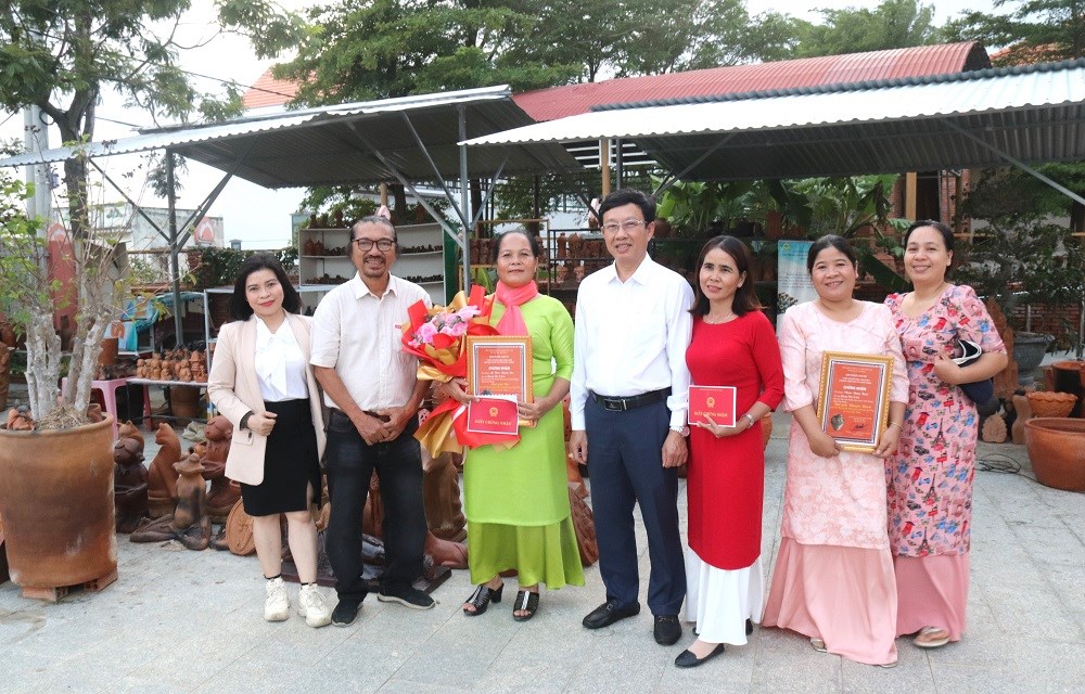 Khánh Hòa: Tiếp sức di sản, trao 60 chứng chỉ nghề gốm Chăm cho thế hệ kế cận - ảnh 7