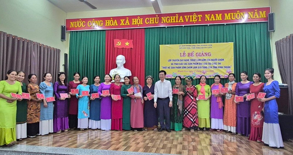 Khánh Hòa: Tiếp sức di sản, trao 60 chứng chỉ nghề gốm Chăm cho thế hệ kế cận - ảnh 1