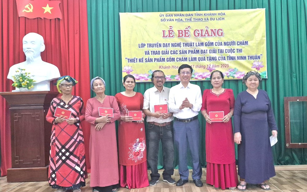 Khánh Hòa: Tiếp sức di sản, trao 60 chứng chỉ nghề gốm Chăm cho thế hệ kế cận - ảnh 2