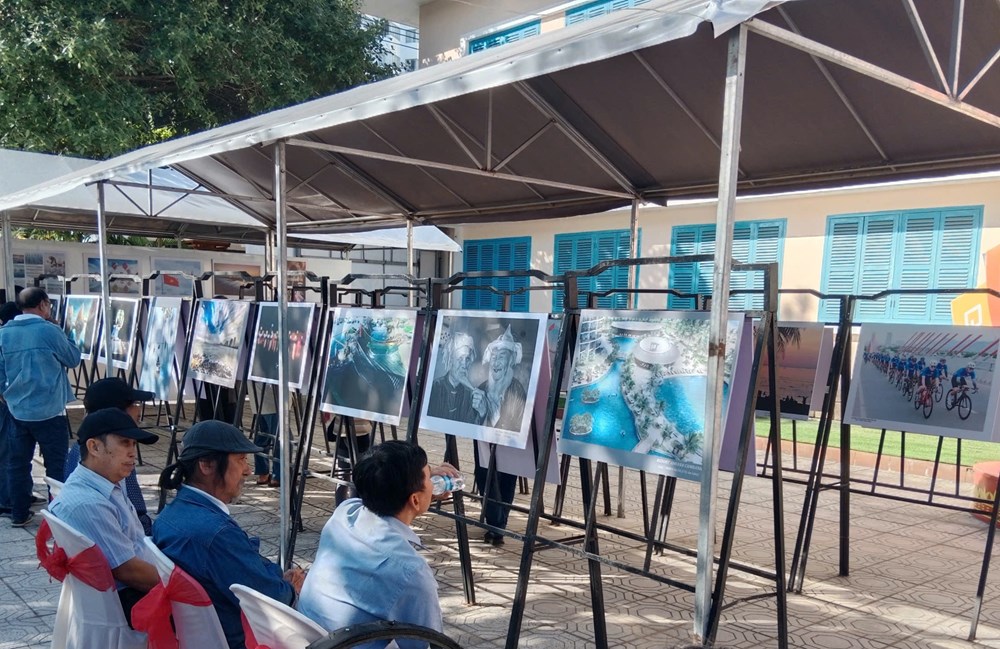 Khánh Hòa: Khai mạc Triển lãm nghệ thuật chào năm mới 2026 - ảnh 4