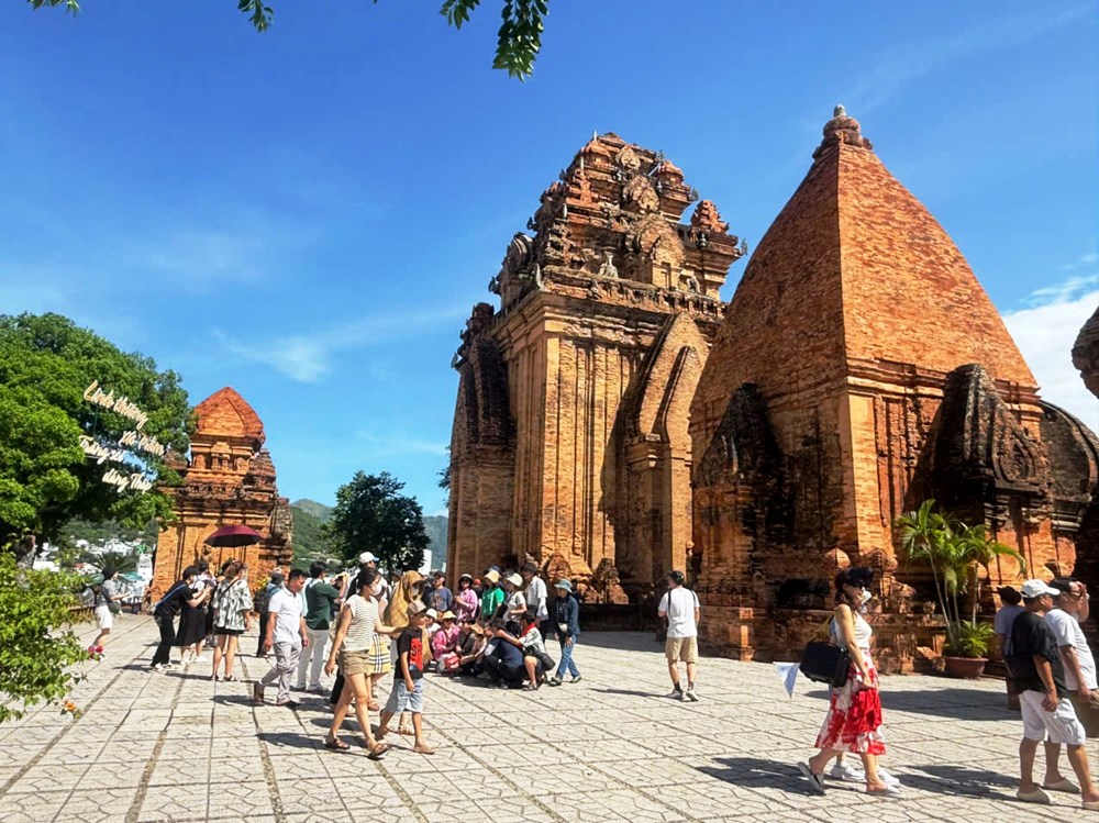 Khánh Hòa đón 16,4 triệu lượt khách du lịch trong năm 2025 - ảnh 2