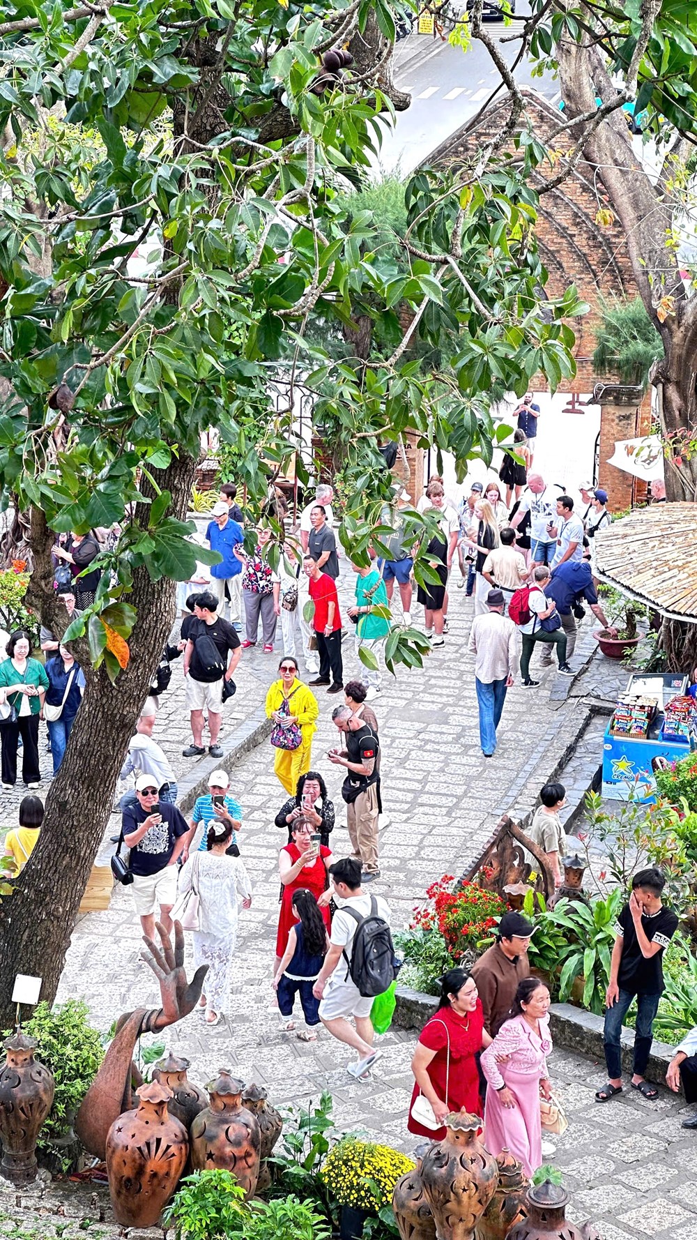 Tháp Bà Pô Nagar đón hơn 21.000 lượt khách dịp Tết Dương lịch - ảnh 2