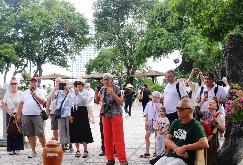 Năm 2026, Khánh Hòa phấn đấu đạt doanh thu du lịch 77.000 tỉ đồng - ảnh 1