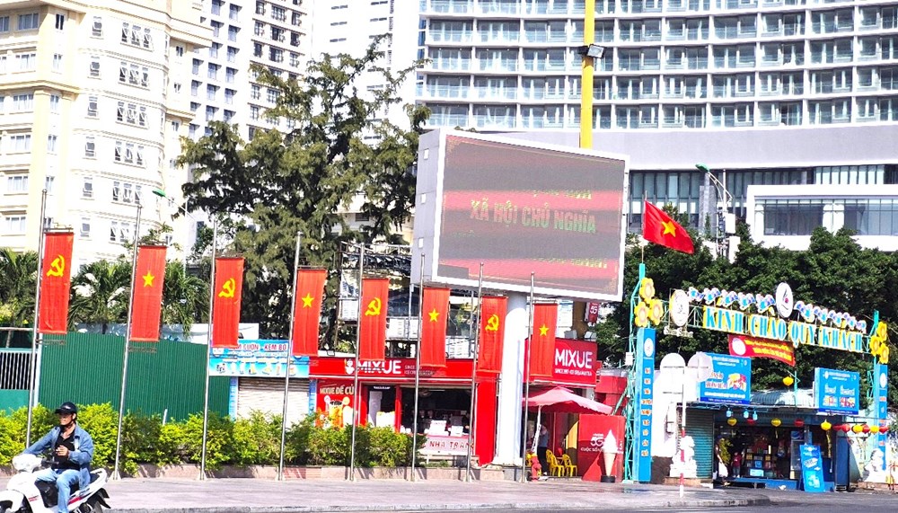 Khánh Hòa: Rực rỡ sắc cờ chào mừng Đại hội đại biểu toàn quốc lần thứ XIV của Đảng - ảnh 9