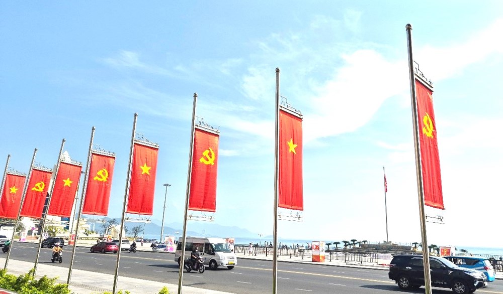 Khánh Hòa: Rực rỡ sắc cờ chào mừng Đại hội đại biểu toàn quốc lần thứ XIV của Đảng - ảnh 4
