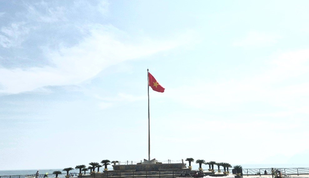 Khánh Hòa: Rực rỡ sắc cờ chào mừng Đại hội đại biểu toàn quốc lần thứ XIV của Đảng - ảnh 2