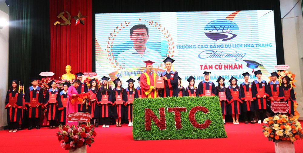 Trường Cao đẳng Du lịch Nha Trang trao bằng tốt nghiệp cho 500 sinh viên - ảnh 1