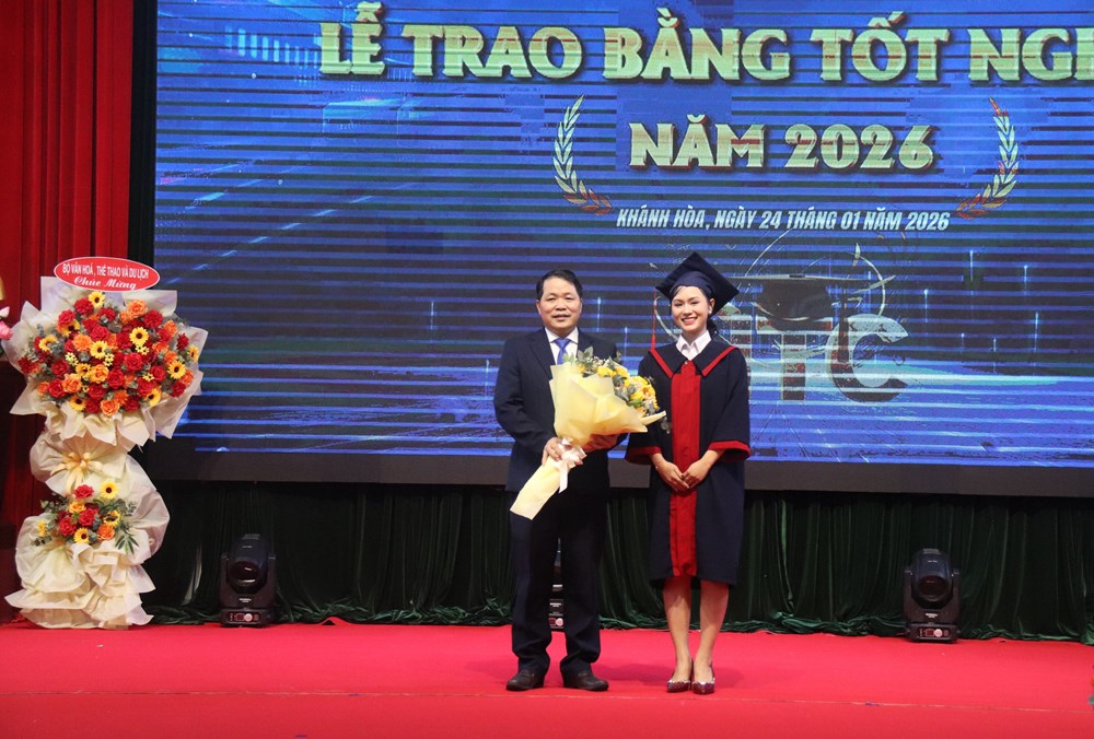 Trường Cao đẳng Du lịch Nha Trang trao bằng tốt nghiệp cho 500 sinh viên - ảnh 3