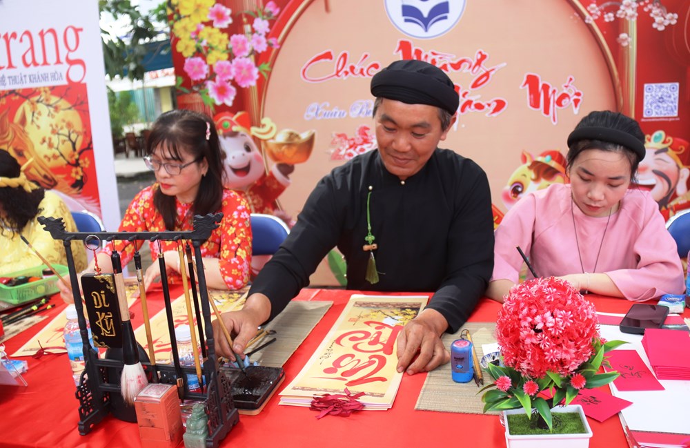 Khánh Hòa: Rạo rực sắc Xuân, rạng rỡ phố biển - ảnh 12