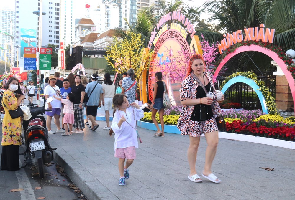 Khánh Hòa: Rộn ràng sắc Xuân, thu hút đông đảo du khách - ảnh 8