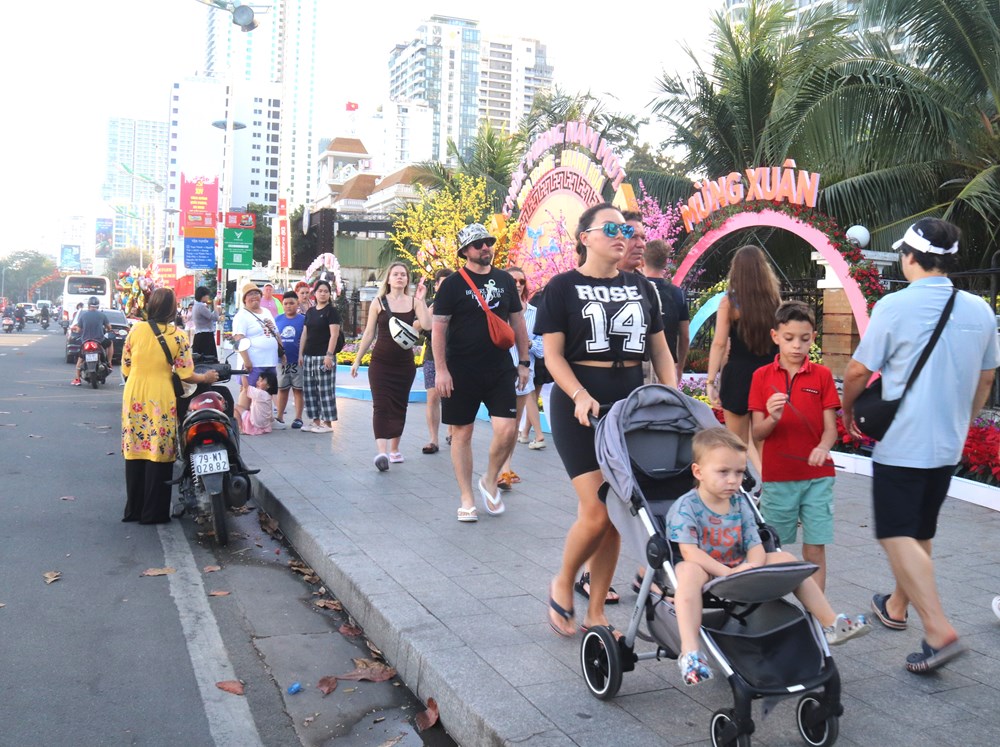 Khánh Hòa: Rộn ràng sắc Xuân, thu hút đông đảo du khách - ảnh 9