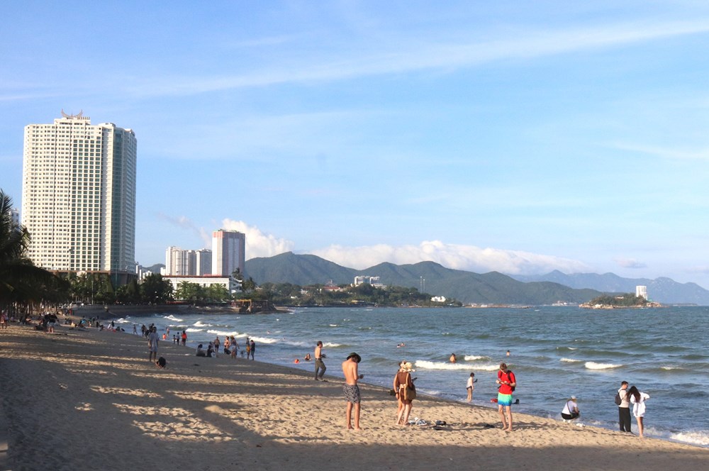 Khánh Hòa: Rộn ràng sắc Xuân, thu hút đông đảo du khách - ảnh 1