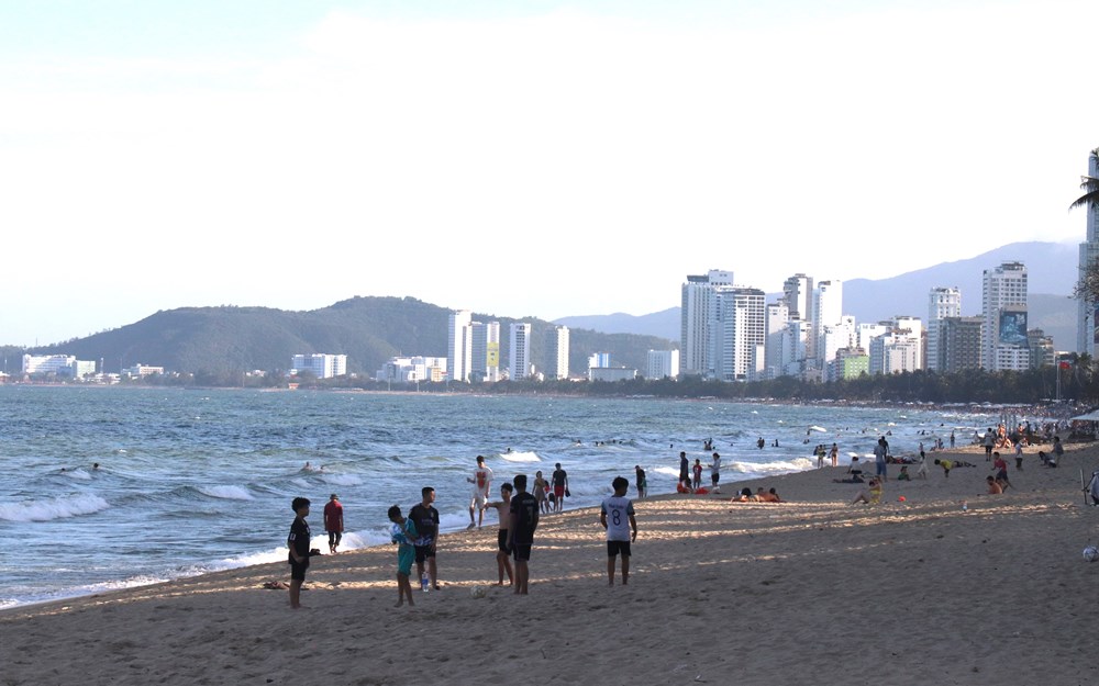 Khánh Hòa: Rộn ràng sắc Xuân, thu hút đông đảo du khách - ảnh 2