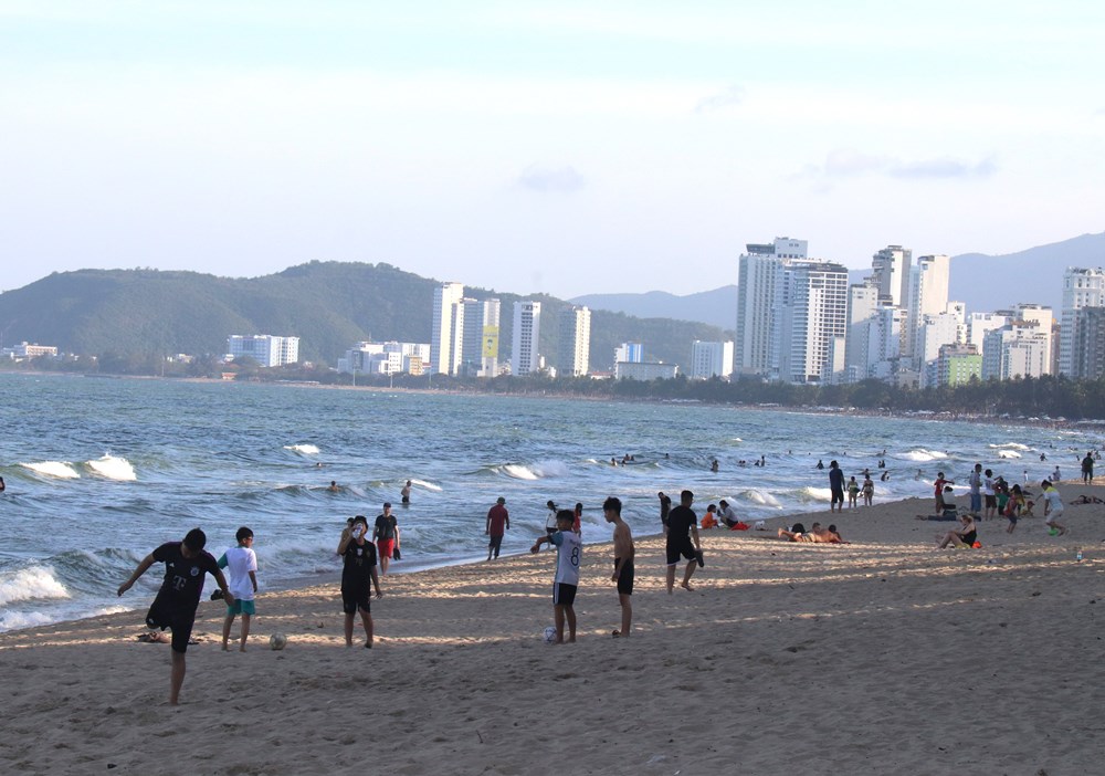 Khánh Hòa: Rộn ràng sắc Xuân, thu hút đông đảo du khách - ảnh 4