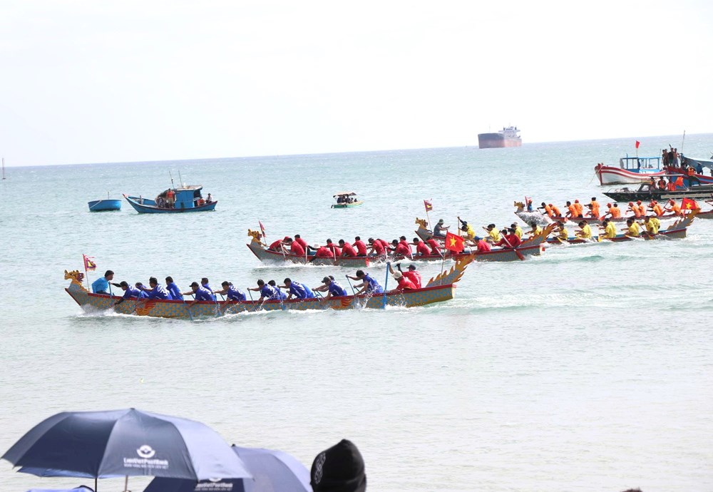 Khánh Hòa: Rộn ràng Lễ hội đua thuyền Rồng đầu Xuân Bính Ngọ - ảnh 1