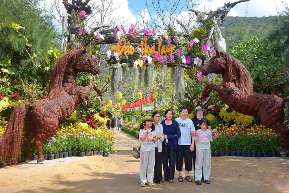 Du lịch Khánh Hòa bùng nổ, đón hơn 1 triệu lượt khách dịp Tết Bính Ngọ 2026 - ảnh 3