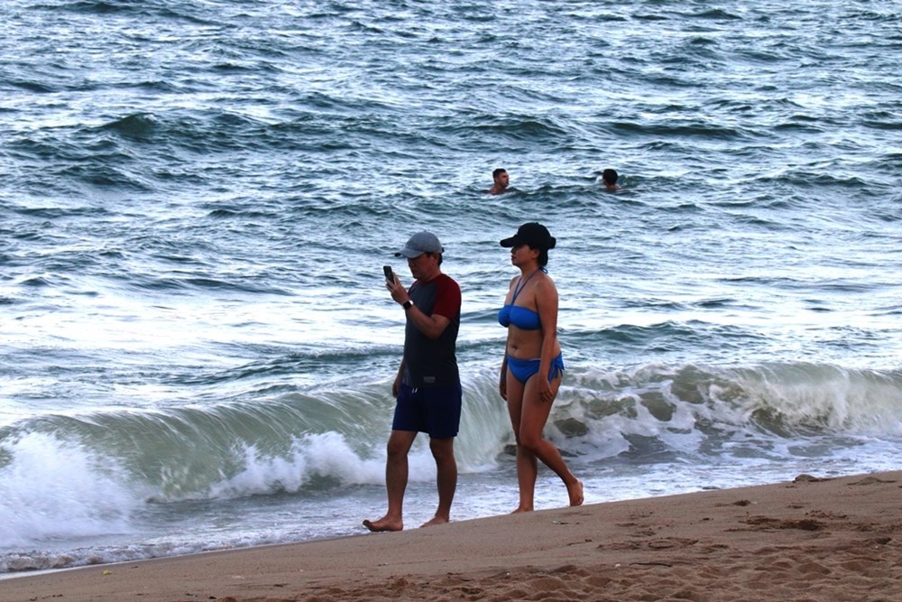Bất chấp sóng lớn, nhiều du khách vẫn liều mình tắm biển Nha Trang - ảnh 2
