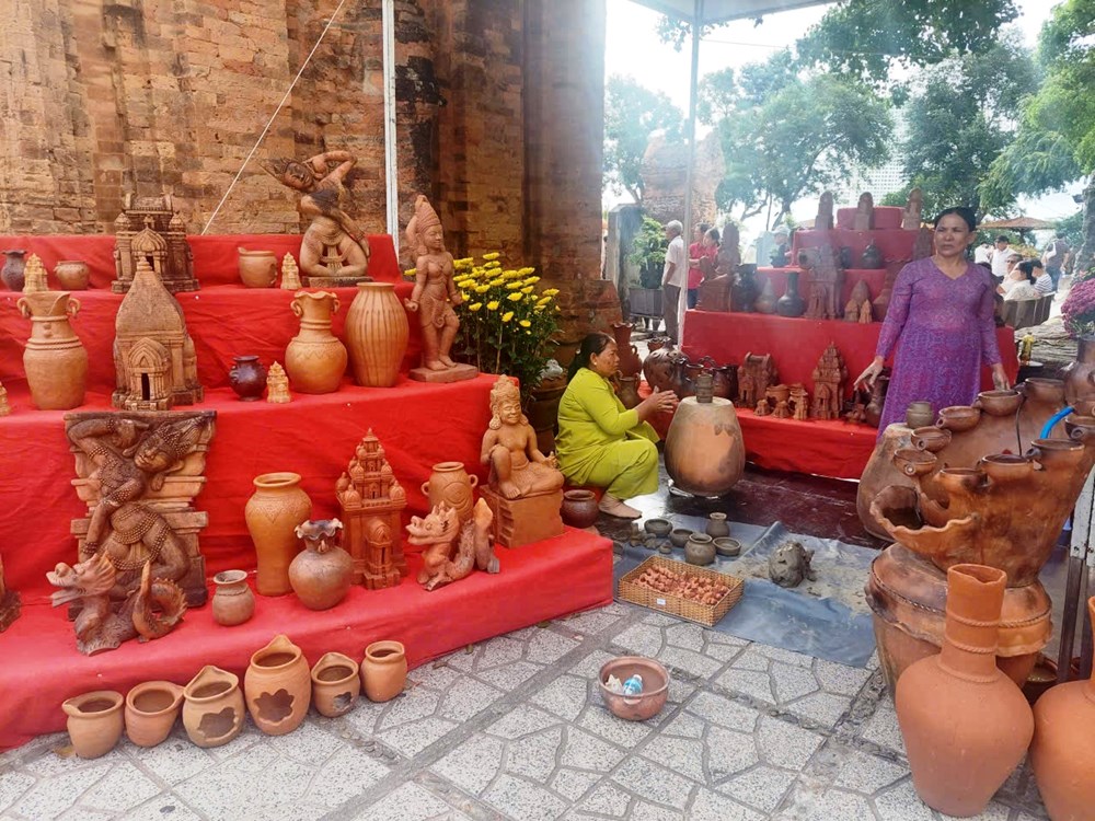 Khánh Hòa: Các điểm di tích “hút” khách du lịch kỷ lục dịp Tết - ảnh 8