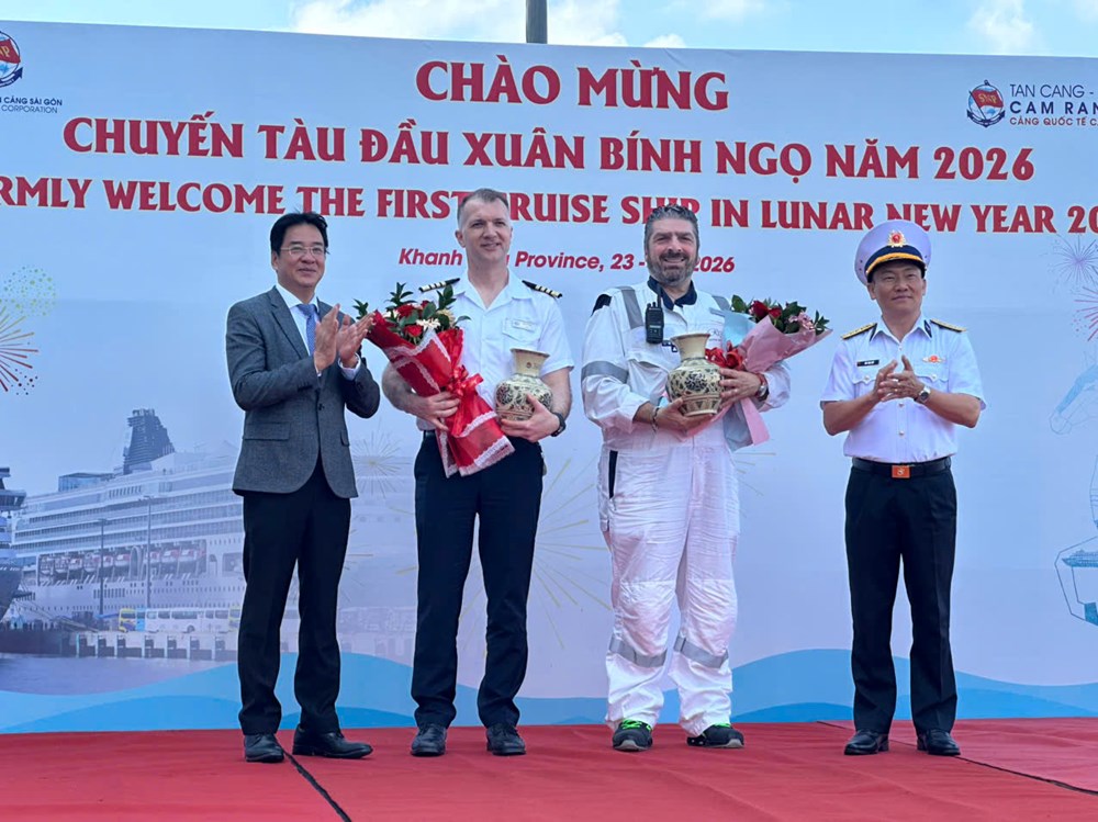 Tàu biển Seven Seas Explorer đưa 800 du khách quốc tế cập cảng Cam Ranh - ảnh 3